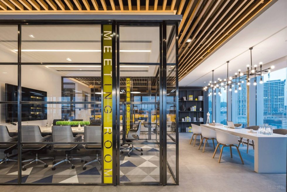 深圳南山香江金融中心300平方米現代工業(yè)風公司裝修案例黑色不銹鋼玻璃隔斷 深圳南山香江金融中心300平方米現代工業(yè)風公司裝修案例黑色不銹鋼玻璃隔斷