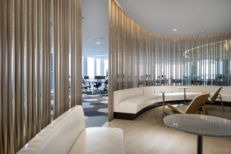 深圳南山振業(yè)國際商務中心800平方米現(xiàn)代輕奢風辦公室裝修案例休閑洽談區(qū)香檳金不銹鋼圓管隔斷 深圳南山振業(yè)國際商務中心800平方米現(xiàn)代輕奢風辦公室裝修案例休閑洽談區(qū)香檳金不銹鋼圓管隔斷