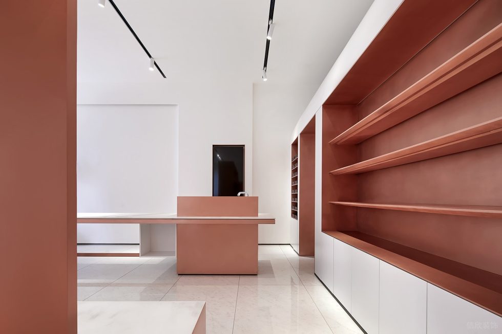 深圳市寶安區(qū)西鄉(xiāng)現(xiàn)代風(fēng)品牌胤一紅幫服裝店橙色展柜裝修設(shè)計效果圖 深圳市寶安區(qū)西鄉(xiāng)現(xiàn)代風(fēng)品牌胤一紅幫服裝店橙色展柜裝修設(shè)計效果圖