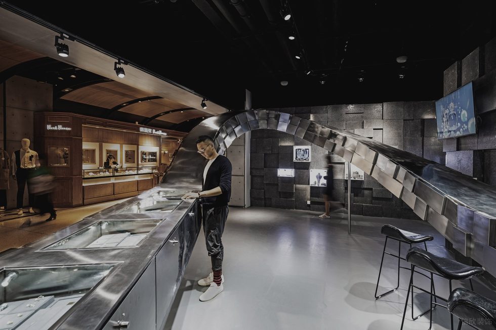 深圳市龍崗區(qū)觀瀾現(xiàn)代風(fēng)珠寶店裝修設(shè)計(jì)不銹鋼螺旋展柜