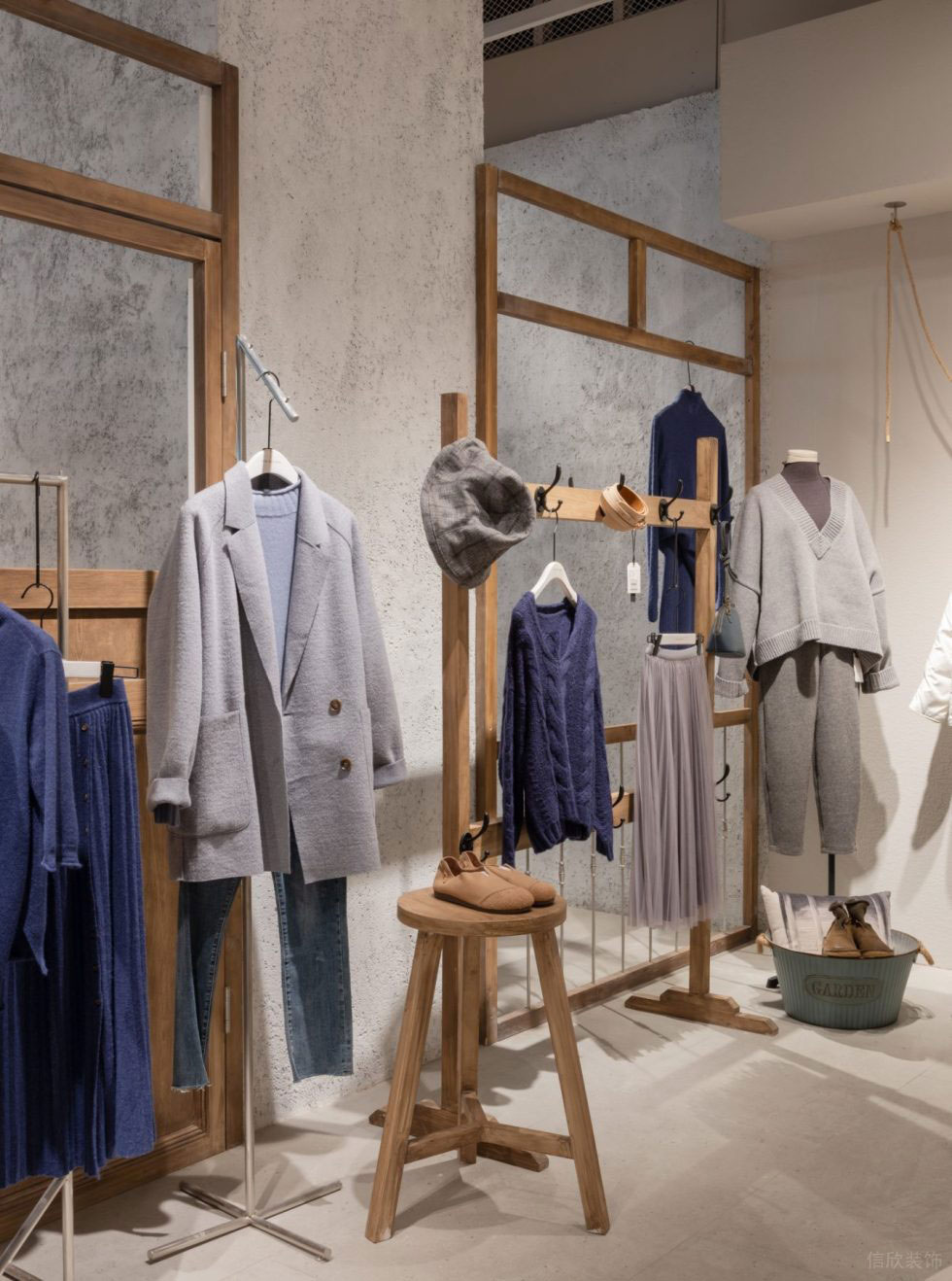 深圳市龍華區(qū)大浪現(xiàn)代風(fēng)jane Express服裝店鋪裝修設(shè)計(jì)實(shí)木衣架