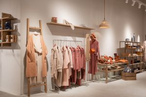 深圳市龍華區(qū)大浪現(xiàn)代風(fēng)jane Express服裝店鋪裝修設(shè)計(jì)暖色背景墻