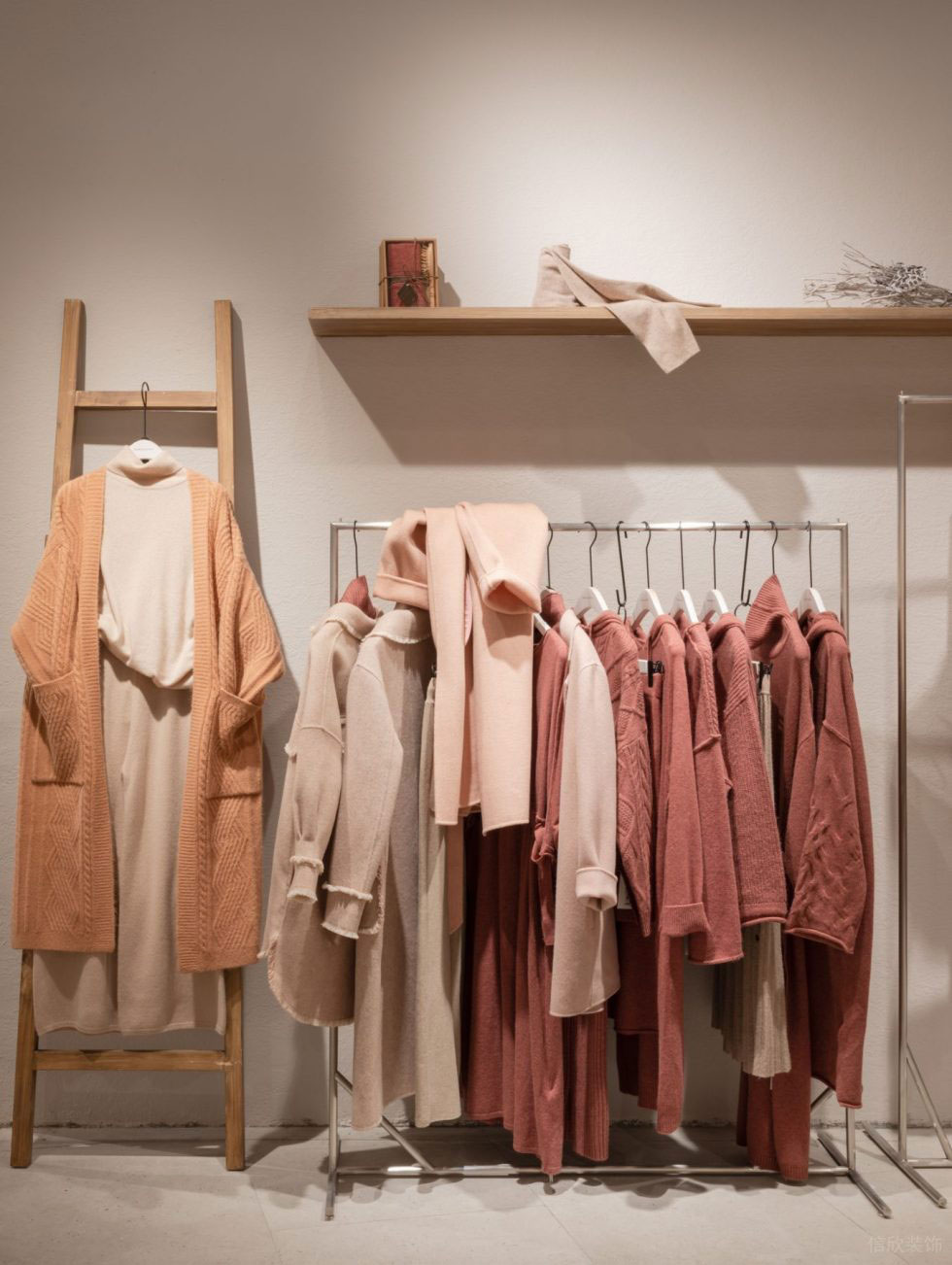 深圳市龍華區(qū)大浪現(xiàn)代風(fēng)jane Express服裝店鋪裝修設(shè)計(jì)不銹鋼衣架