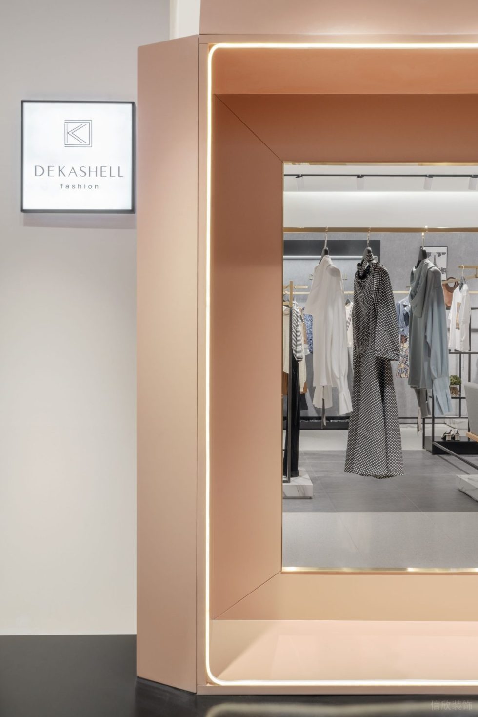 深圳市龍華區(qū)民治現(xiàn)代dekashell 女裝店鋪裝修設(shè)計(jì)橙色燈帶邊框