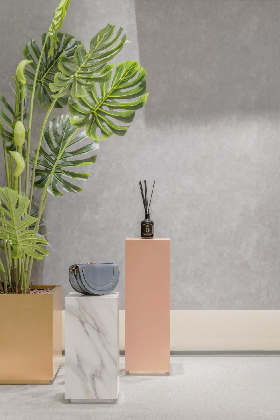 深圳市龍華區(qū)民治現(xiàn)代dekashell 女裝店鋪裝修設(shè)計(jì)白色大理石島臺(tái)