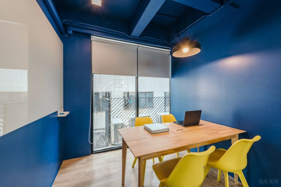 深圳寶安航城智谷中城未來產(chǎn)業(yè)園1500平方米簡約主義現(xiàn)代風(fēng)辦公室裝修案例藍(lán)色主題洽談室 深圳寶安航城智谷中城未來產(chǎn)業(yè)園1500平方米簡約主義現(xiàn)代風(fēng)辦公室裝修案例藍(lán)色主題洽談室