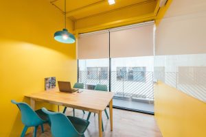 深圳寶安航城智谷中城未來(lái)產(chǎn)業(yè)園1500平方米簡(jiǎn)約主義現(xiàn)代風(fēng)辦公室裝修案例黃色主題洽談室