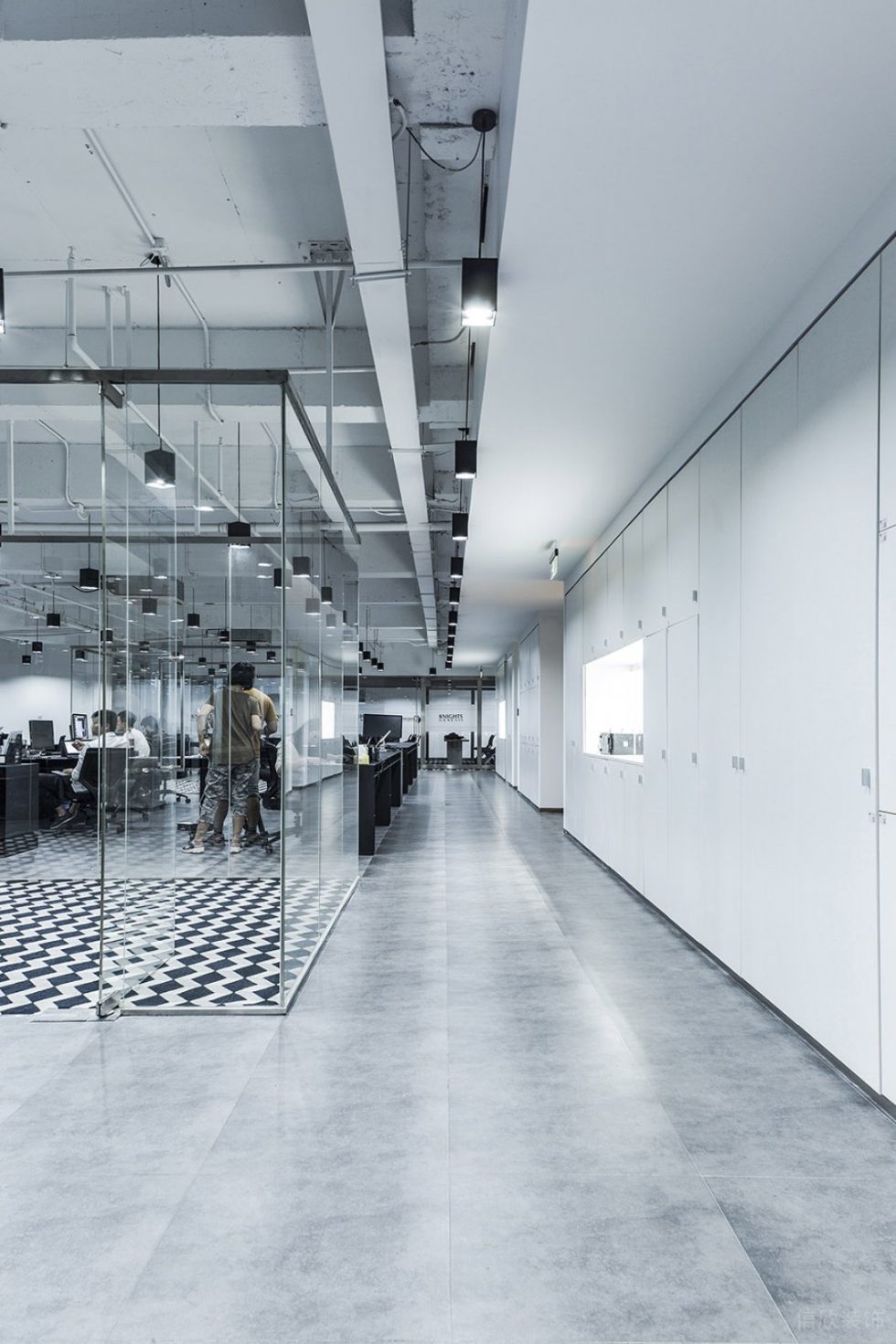 深圳寶安立新湖創(chuàng)意園1000平方米極簡主義現(xiàn)代風辦公室裝修案例辦公大廳過道