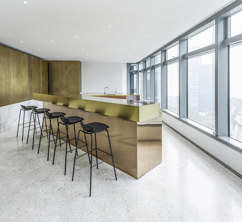 深圳寶安立新湖創(chuàng)意園1000平方米極簡主義現(xiàn)代風辦公室裝修案例前廳休閑接待區(qū)水吧