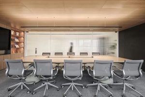 深圳寶安萬(wàn)庭大廈2000平方米現(xiàn)代主義簡(jiǎn)約風(fēng)辦公室裝修案例會(huì)議室木飾面天花吊頂