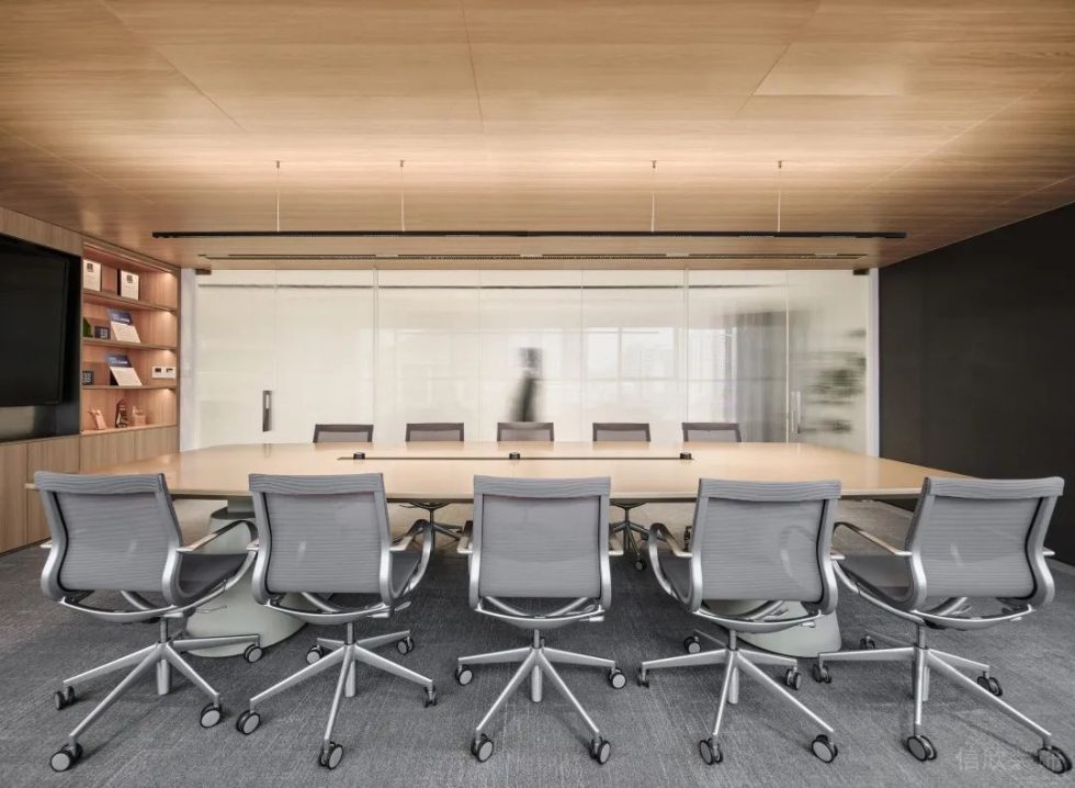 深圳寶安萬庭大廈2000平方米現(xiàn)代主義簡約風(fēng)辦公室裝修案例會(huì)議室木飾面天花吊頂