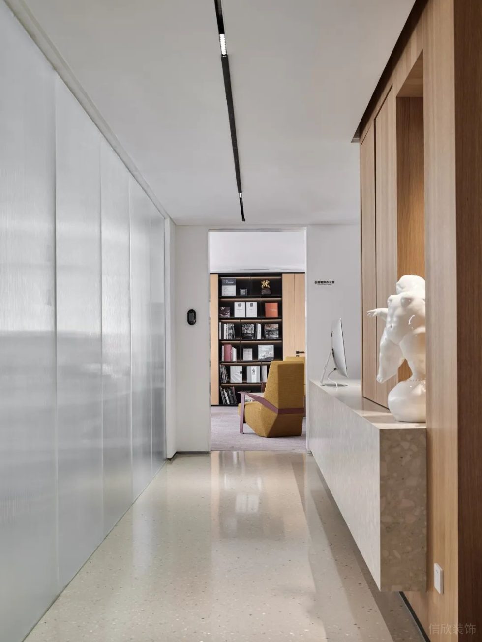 深圳寶安萬(wàn)庭大廈2000平方米現(xiàn)代主義簡(jiǎn)約風(fēng)辦公室裝修案例入口門廊