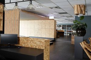 深圳寶安陽基九方廣場600平方米北歐工業(yè)風(fēng)寫字樓裝修案例歐松板收納儲物柜