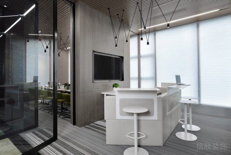 深圳寶安正中華麗中心200平方米現(xiàn)代主義黑白灰色調(diào)辦公室裝修案例吧臺(tái)休閑區(qū)