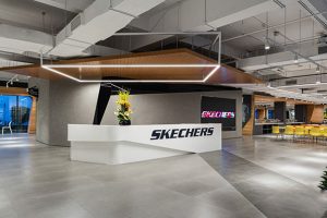 深圳龍崗聯(lián)匯中心1500平方米現(xiàn)代工業(yè)風(fēng)辦公空間裝修設(shè)計案例大堂效果圖