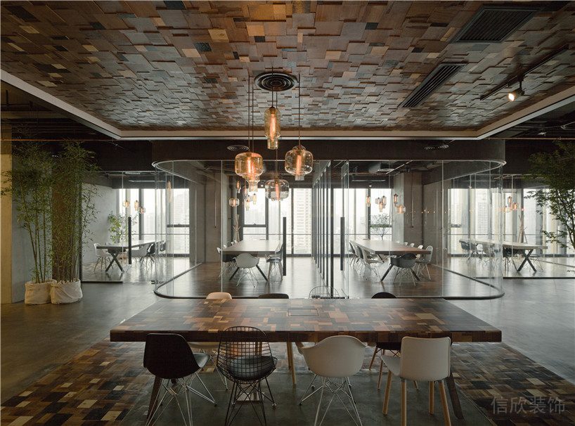 深圳龍崗正中時代廣場3500平方米暗色調(diào)工業(yè)風(fēng)辦公室裝修案例圓弧玻璃隔斷會議室 深圳龍崗正中時代廣場3500平方米暗色調(diào)工業(yè)風(fēng)辦公室裝修案例圓弧玻璃隔斷會議室