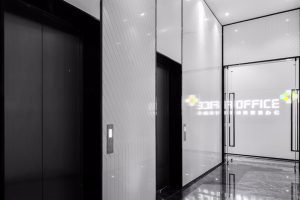 深圳南山海翔廣場(chǎng)1500平方米簡(jiǎn)約科技風(fēng)辦公室裝修案例電梯廳