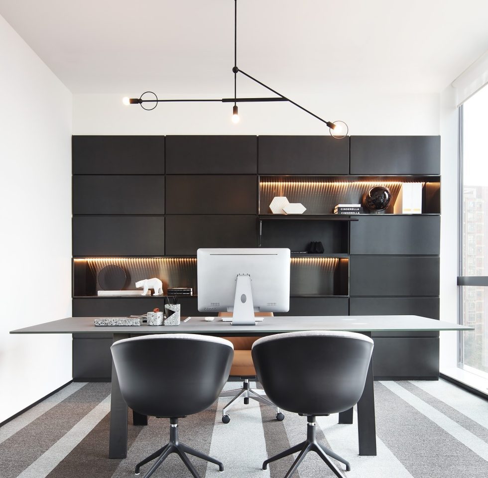 深圳南山閩泰大廈150平方米黑白灰現(xiàn)代簡約風(fēng)辦公室裝修案例董事長辦公室黑色啞光烤漆板儲(chǔ)物陳列柜