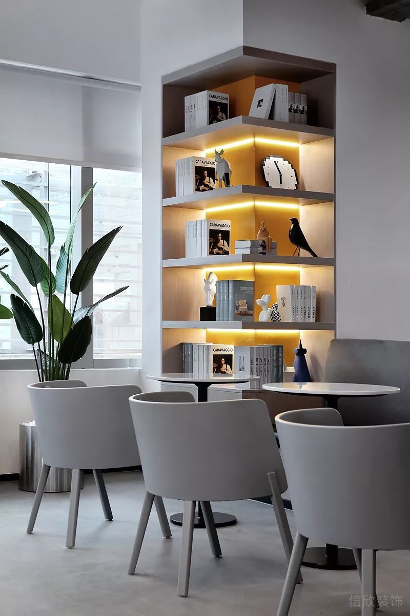 深圳南山天瓏大廈3000平方米簡約主義自然風(fēng)辦公室裝修案例大堂接待廳內(nèi)嵌式藏光裝飾柜