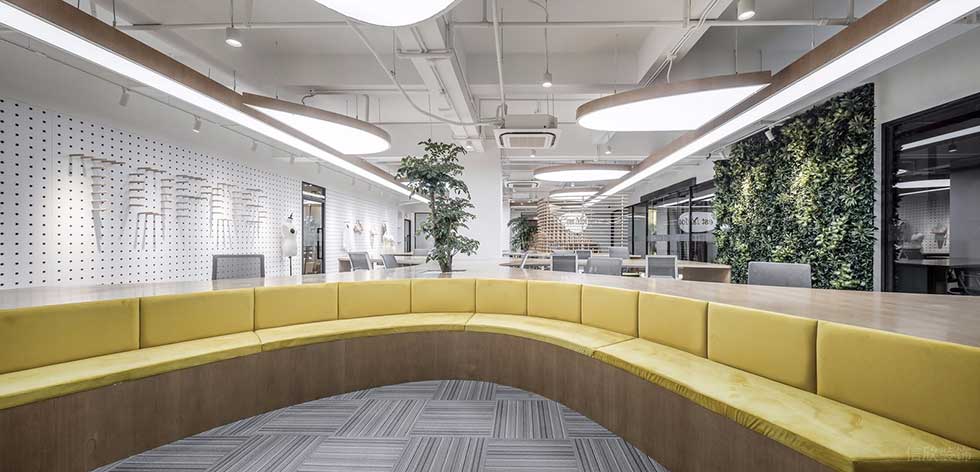 深圳南山中電長城大廈科技園500平方米工業(yè)主義原木田園風(fēng)辦公室裝修案例辦公大廳弧形卡座沙發(fā)休息區(qū)材料質(zhì)感