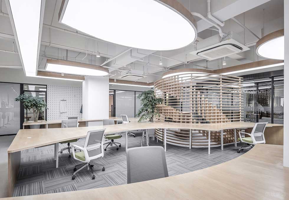 深圳南山中電長城大廈科技園500平方米工業(yè)主義原木田園風(fēng)辦公室裝修案例辦公大廳弧線特色造型工作臺(tái)