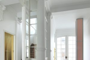 白鹿廣場簡約歐式辦公室裝修設(shè)計方案 白色格子大門入口