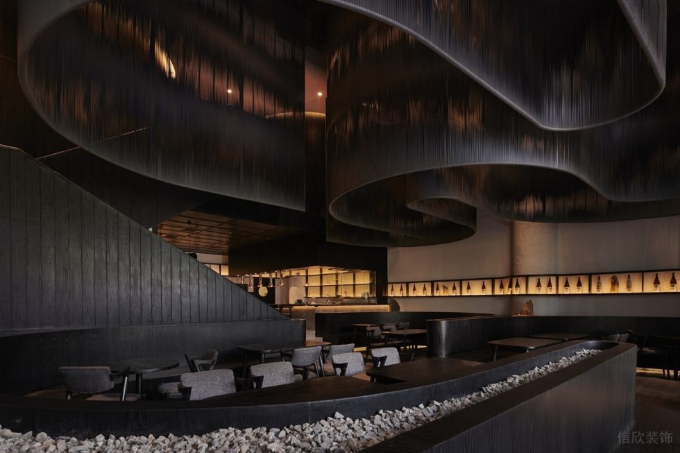 黑色極簡風餐廳黑色吊頂加上暖色燈帶裝修設(shè)計