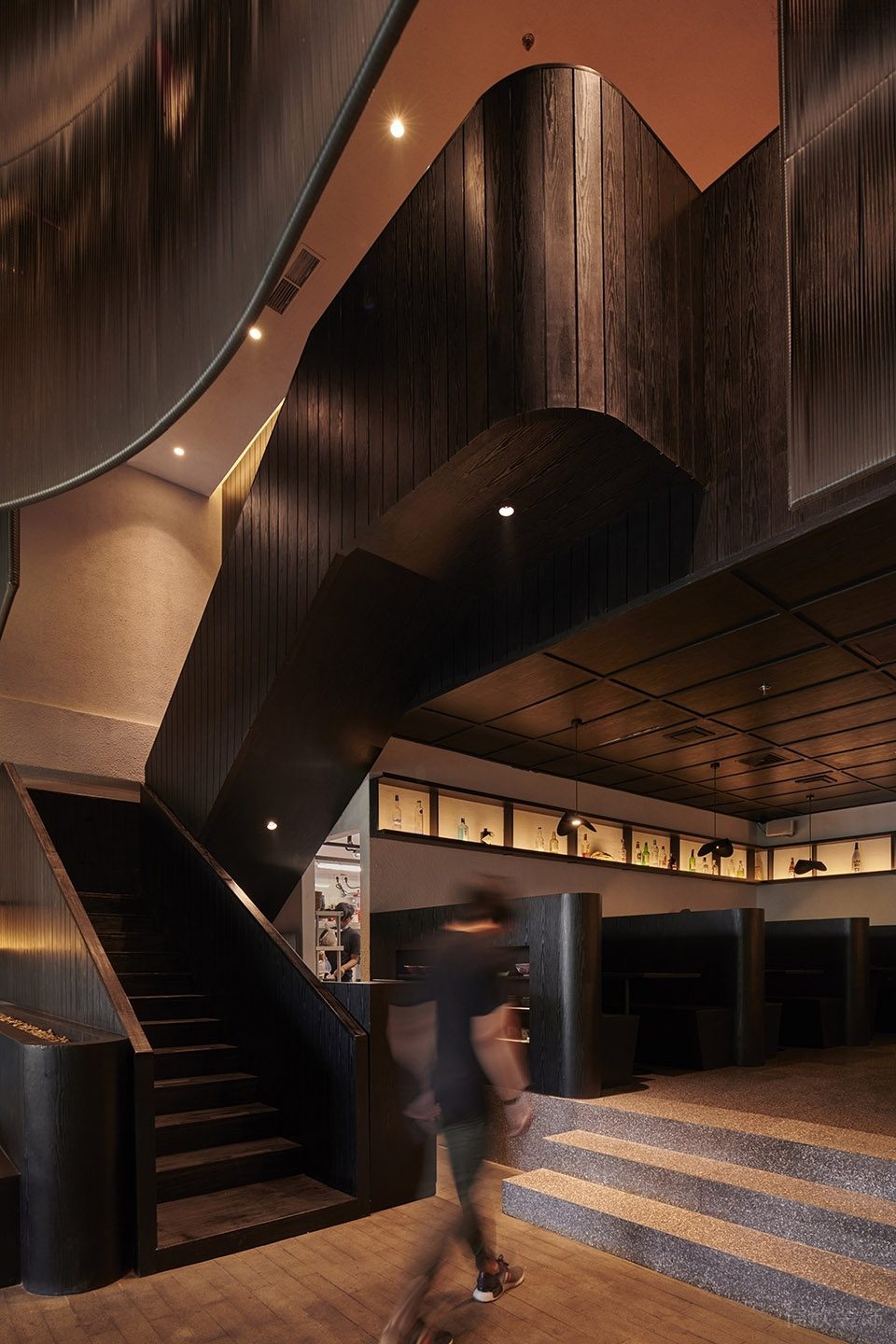 黑色極簡風餐廳黑色木質(zhì)啞光樓梯裝修設(shè)計