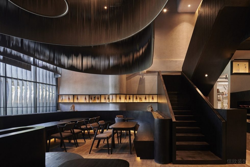 黑色極簡風餐廳黑色木質(zhì)卡座裝修設(shè)計