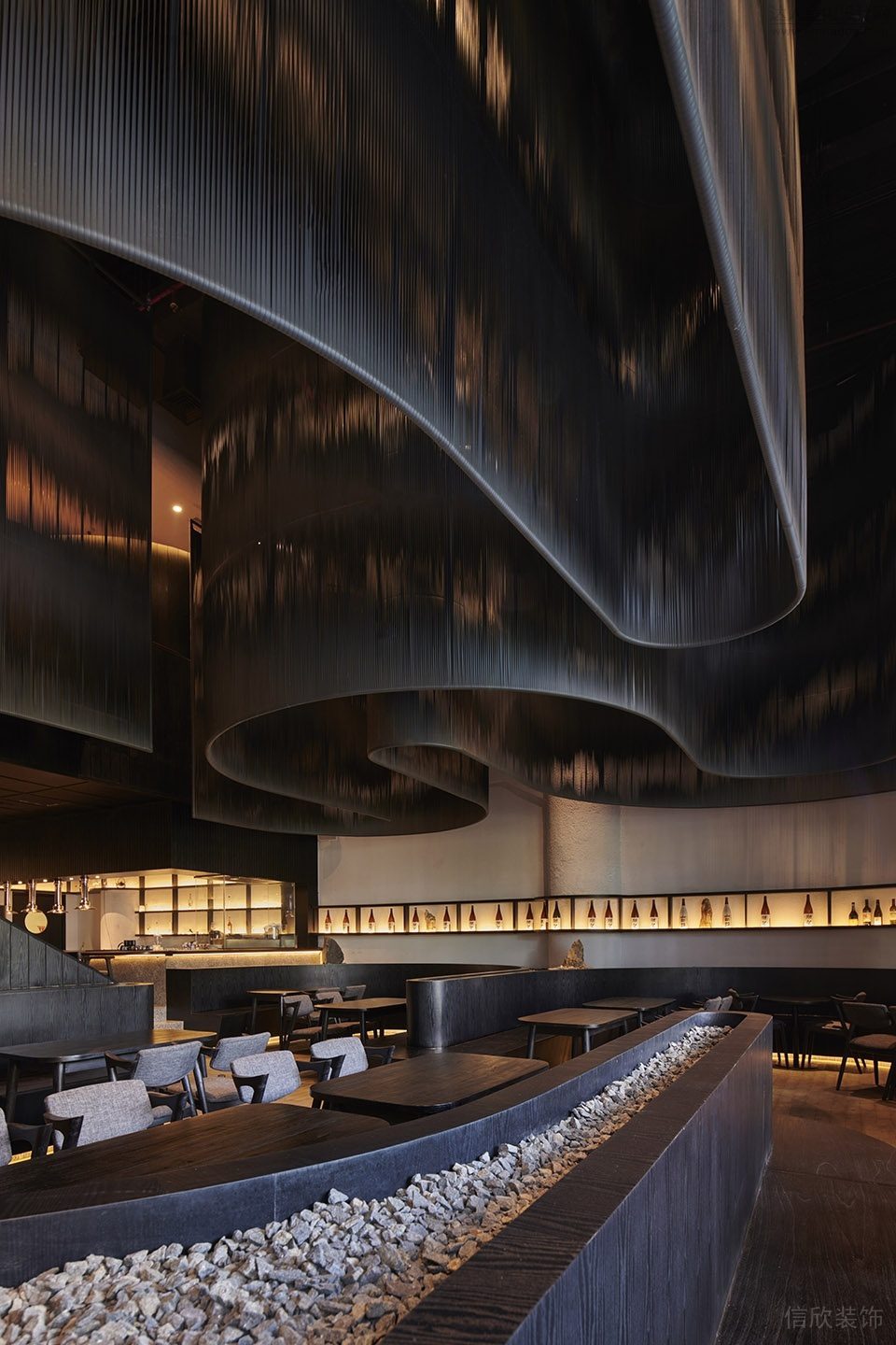 黑色極簡風餐廳灰色石子裝飾帶裝修設(shè)計