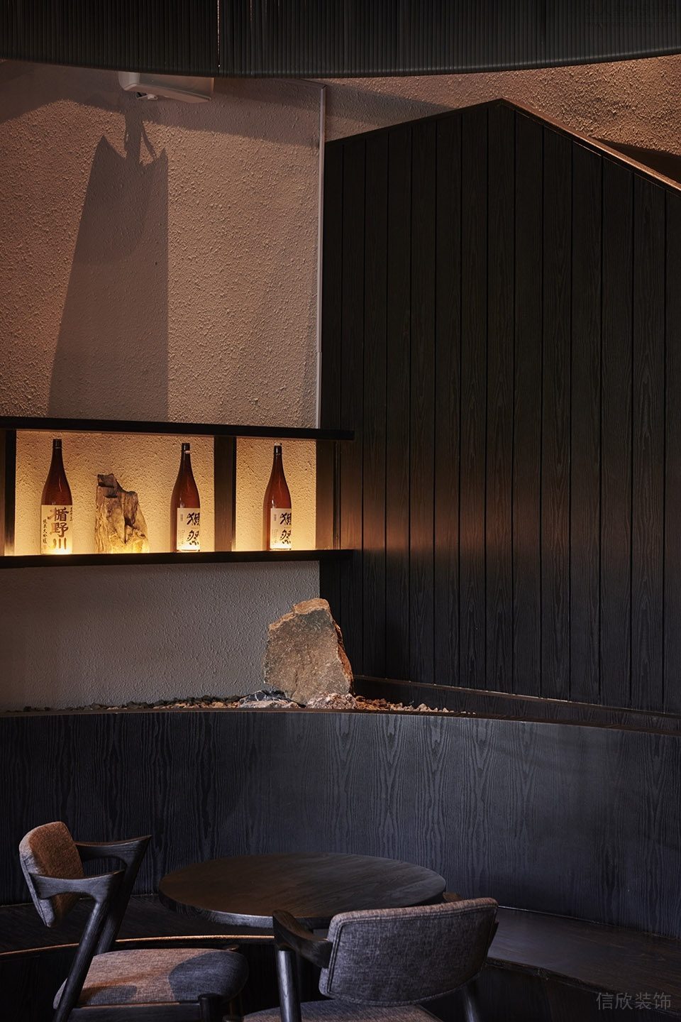 黑色極簡風餐廳暖黃色燈帶內(nèi)嵌酒柜裝修設(shè)計