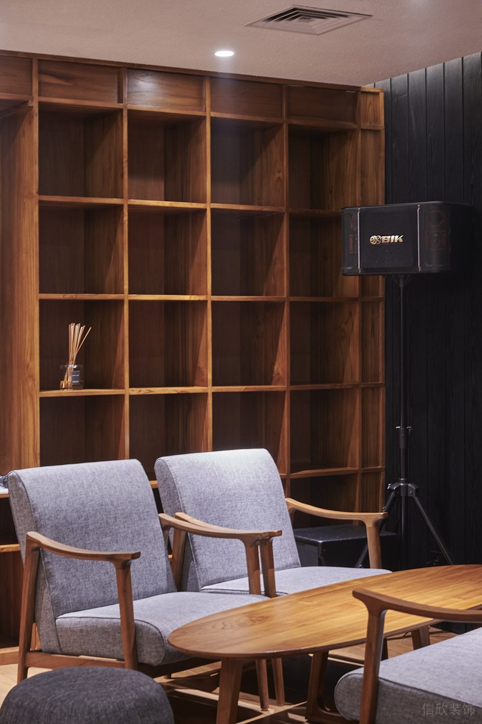 黑色極簡風餐廳深原木色柜子裝修設(shè)計