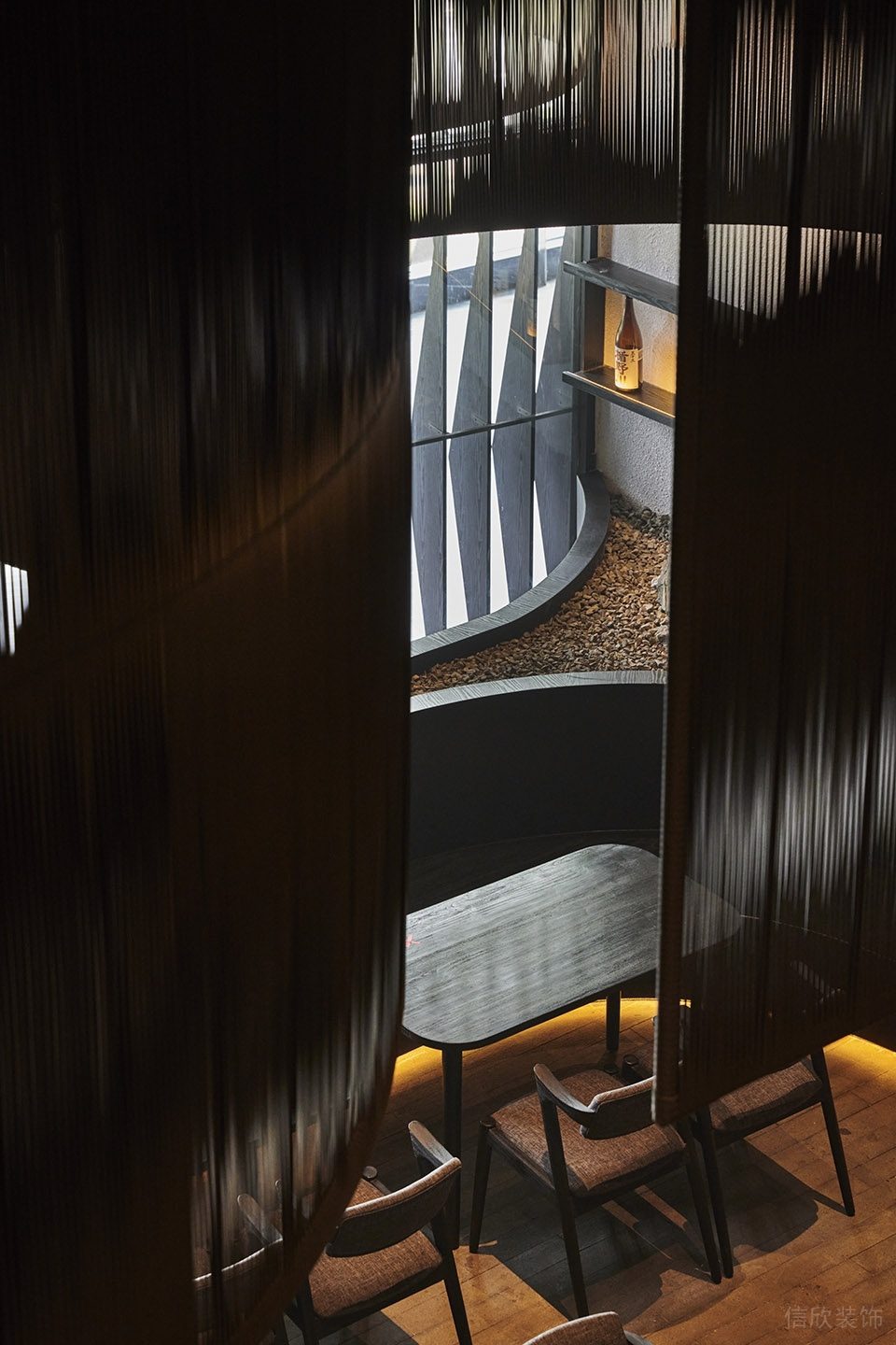 黑色極簡風餐廳原木色木地板裝修設(shè)計