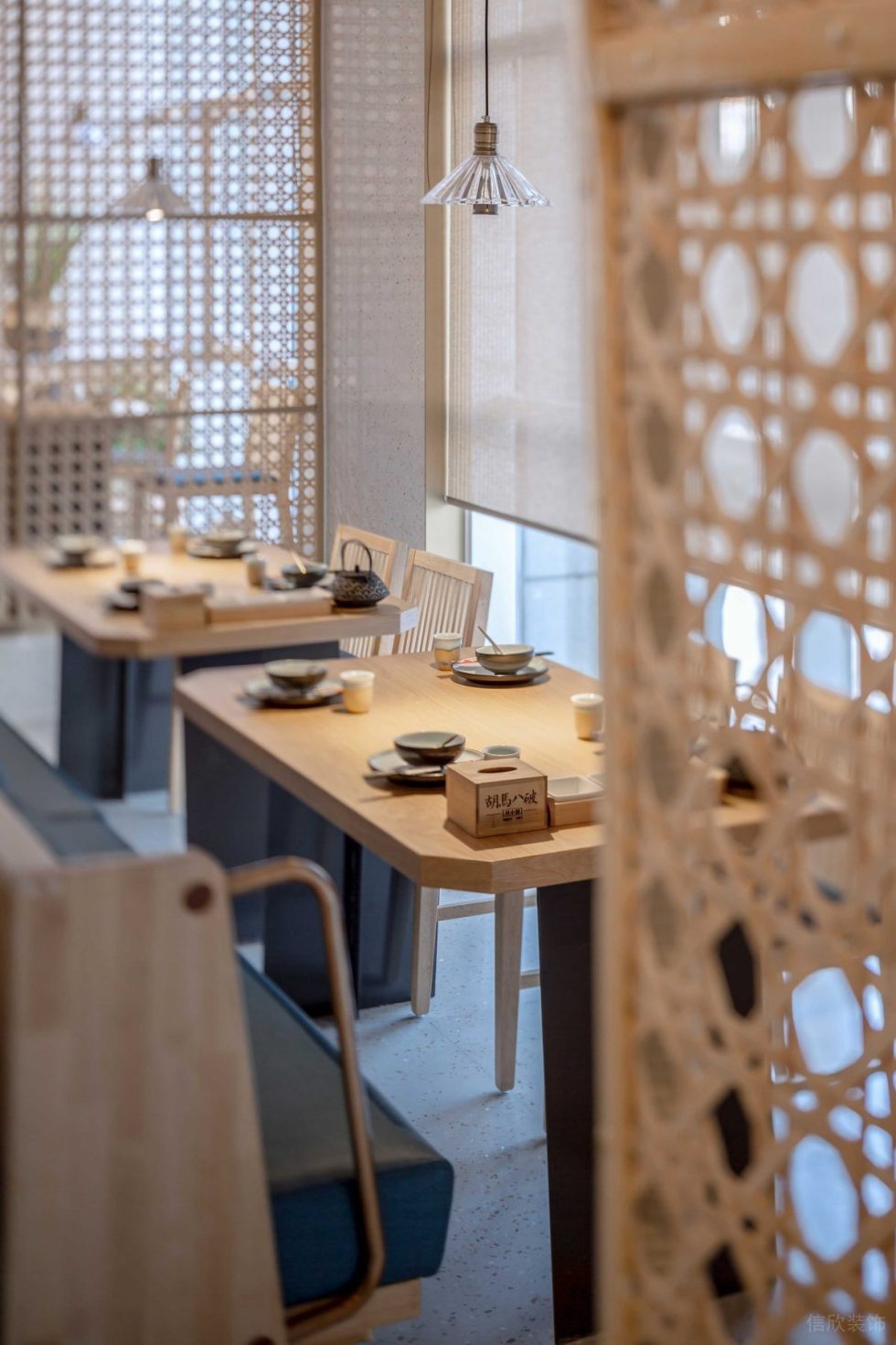 簡(jiǎn)約原木風(fēng)餐廳卡座區(qū)軟裝搭配裝修設(shè)計(jì)