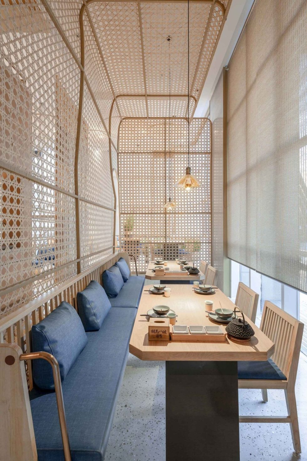 簡(jiǎn)約原木風(fēng)餐廳全包圍式卡座區(qū)裝修設(shè)計(jì)