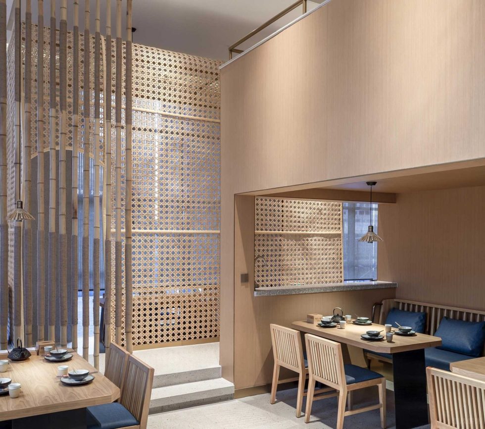 簡(jiǎn)約原木風(fēng)餐廳下沉式卡座區(qū)裝修設(shè)計(jì)