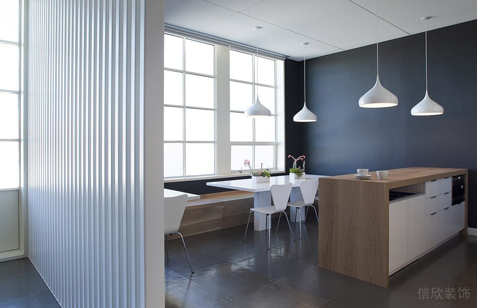 深圳寶安匯聚創(chuàng)新園1000平方米淺色調(diào)原木簡(jiǎn)約風(fēng)辦公室裝修案例茶水間純白色格柵屏風(fēng) 深圳寶安匯聚創(chuàng)新園1000平方米淺色調(diào)原木簡(jiǎn)約風(fēng)辦公室裝修案例茶水間純白色格柵屏風(fēng)