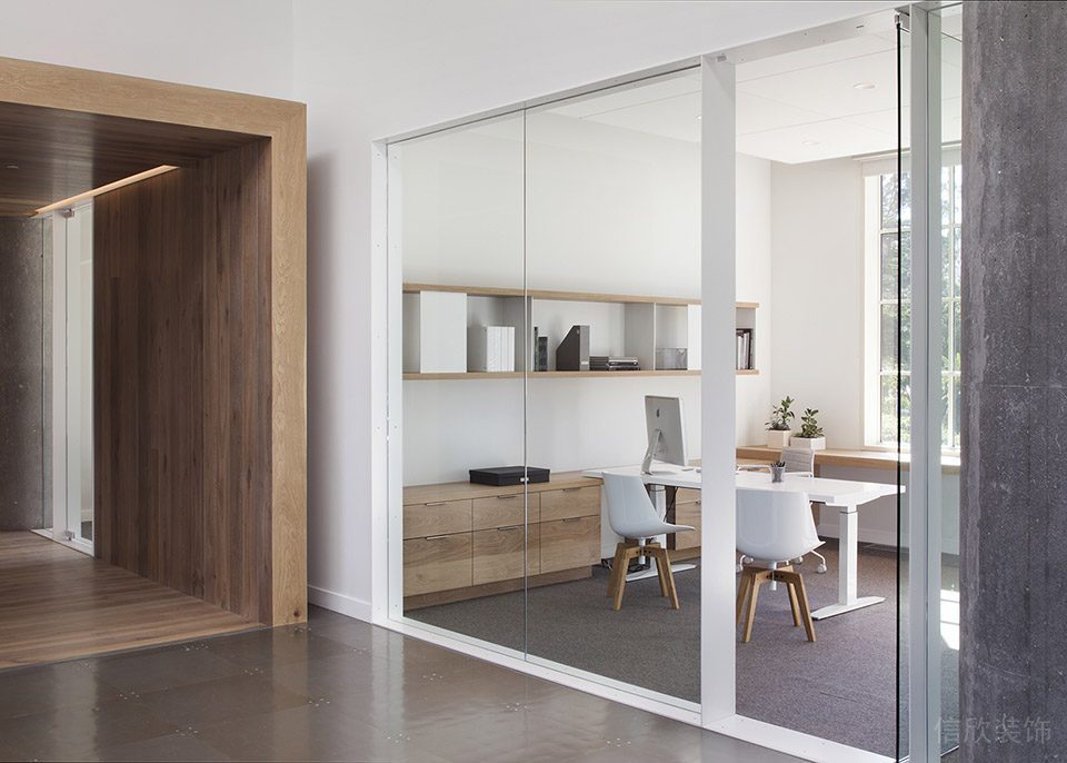 深圳寶安匯聚創(chuàng)新園1000平方米淺色調(diào)原木簡(jiǎn)約風(fēng)辦公室裝修案例經(jīng)理室白色邊框玻璃隔斷 深圳寶安匯聚創(chuàng)新園1000平方米淺色調(diào)原木簡(jiǎn)約風(fēng)辦公室裝修案例經(jīng)理室白色邊框玻璃隔斷