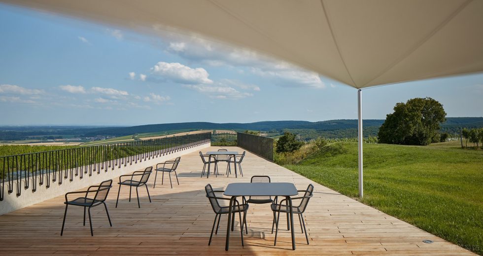 深圳寶安簡約輕工業(yè)酒館露臺裝修設計