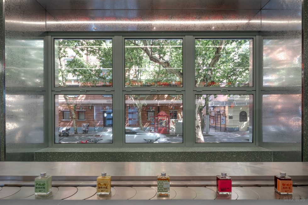 酒吧臨窗酒品展臺(tái)