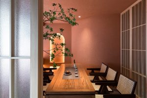 深圳寶安現(xiàn)代風(fēng)茶館純木長(zhǎng)桌裝修設(shè)計(jì)