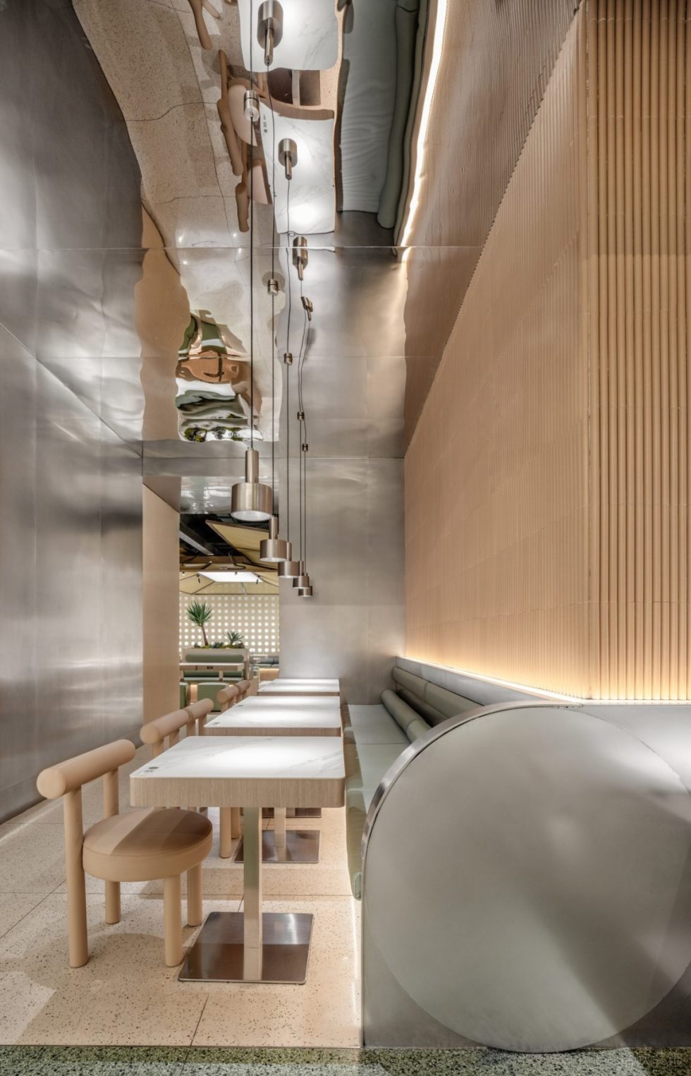 深圳寶安藝術(shù)日式食堂過道鏡面吊頂細節(jié)裝修設(shè)計