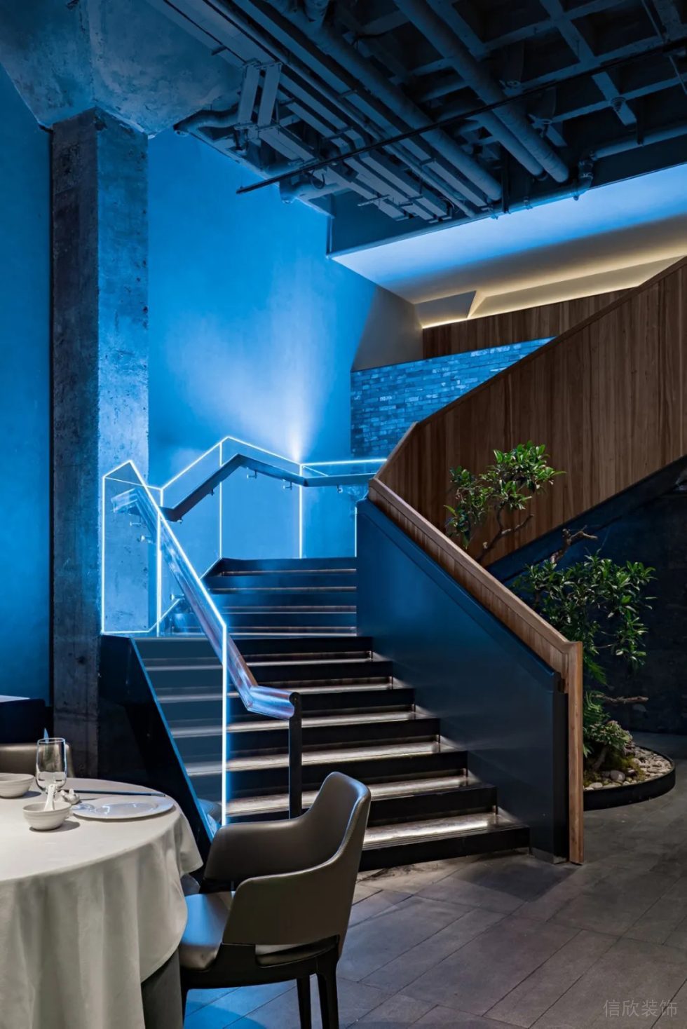 深圳福田新中式文化磚餐廳樓梯木飾面扶手裝修設(shè)計