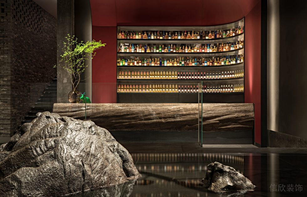 深圳福田新中式文化磚餐廳曲面酒柜裝修設(shè)計