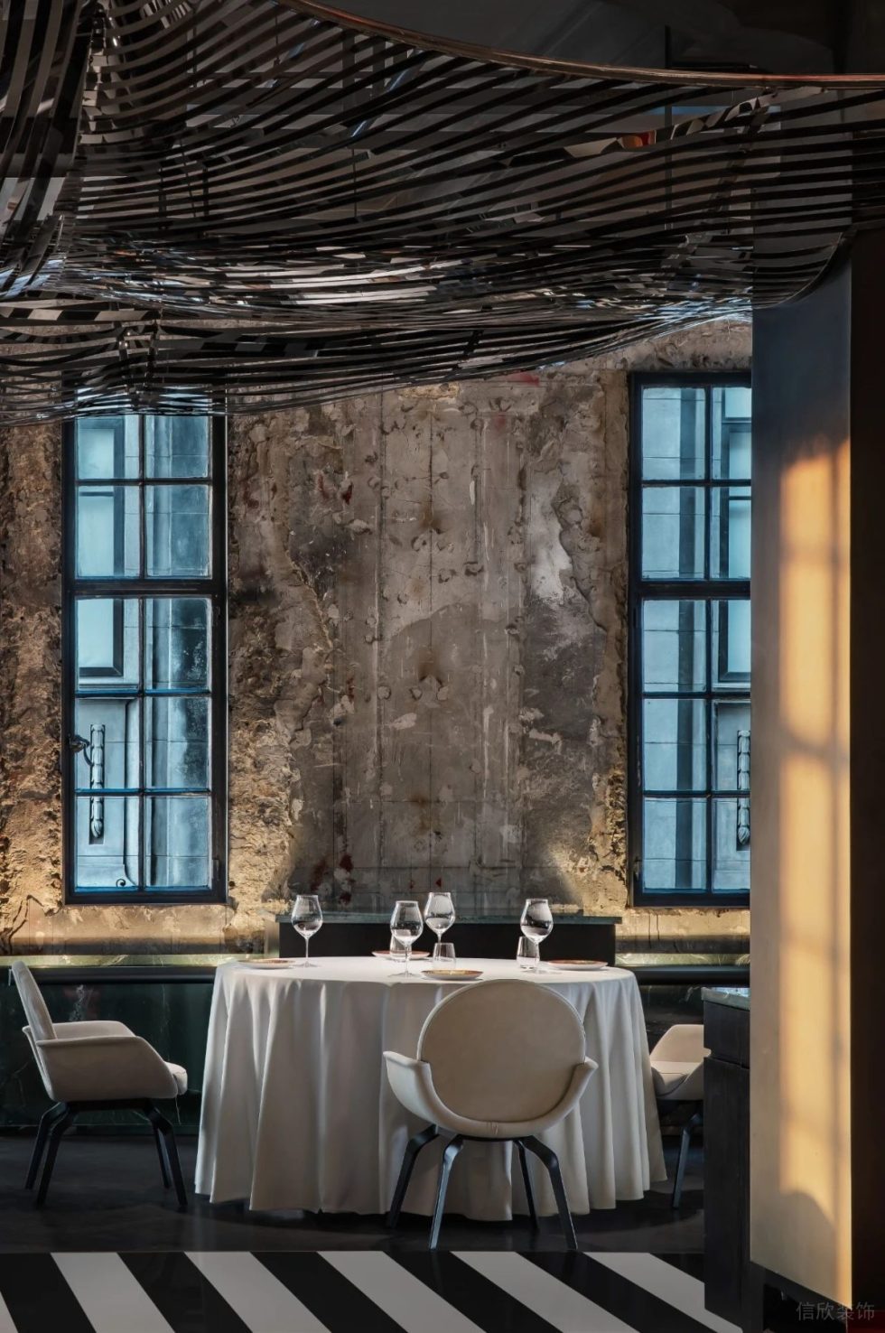 深圳光明時尚西餐廳斑駁墻面細(xì)節(jié)裝修設(shè)計