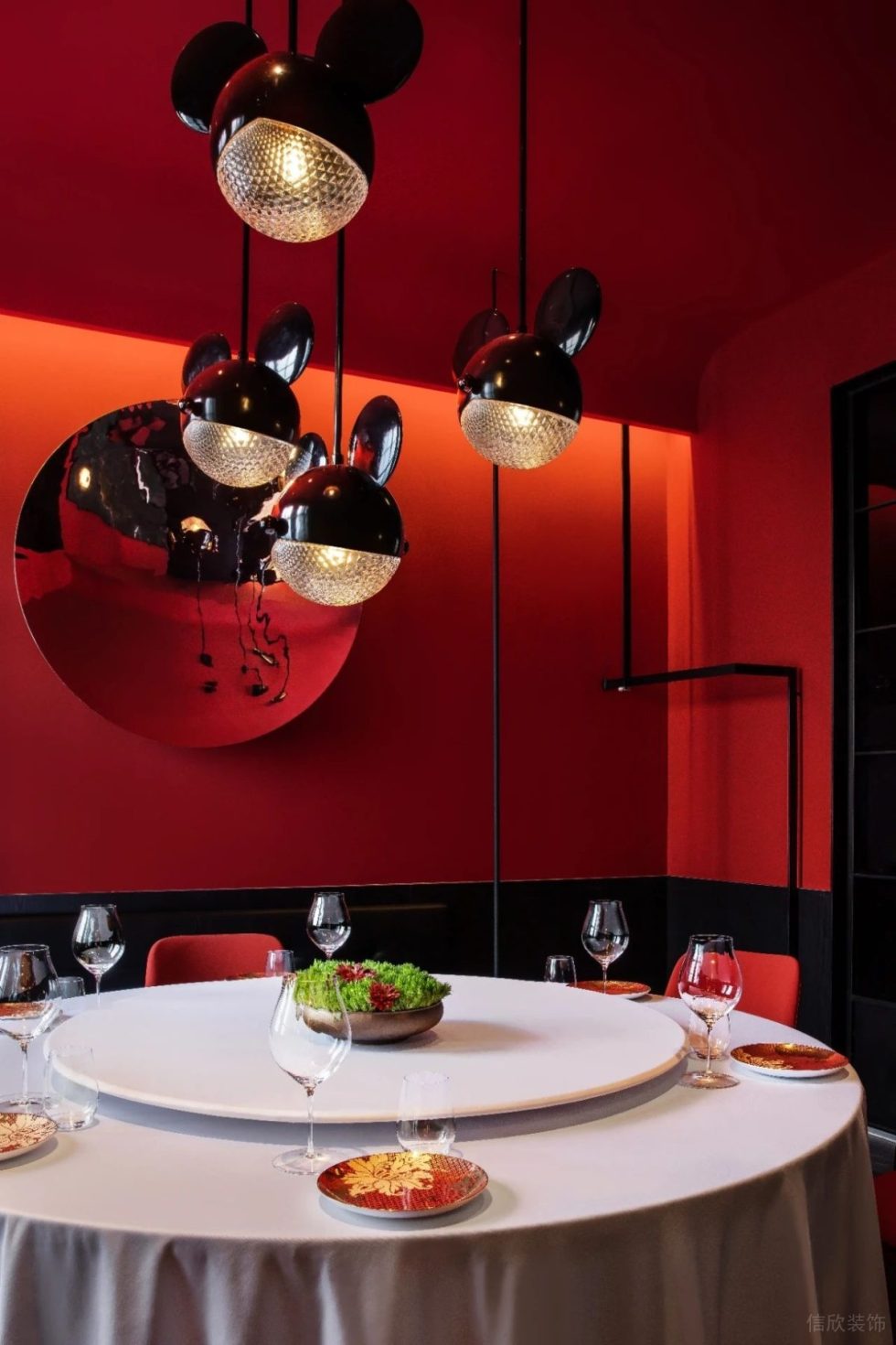 深圳光明時尚西餐廳紅色優(yōu)雅包廂裝修設(shè)計