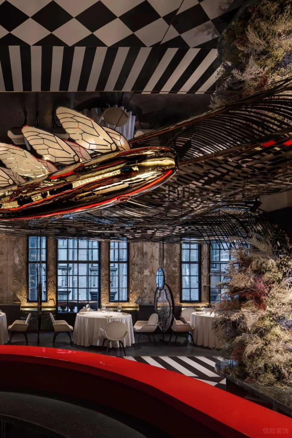 深圳光明時尚西餐廳金屬頂面飛魚細(xì)節(jié)裝修設(shè)計