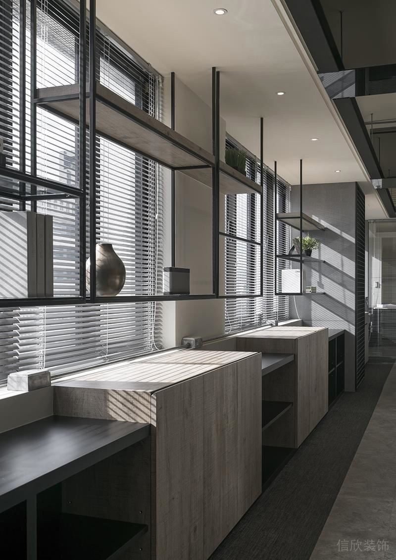 深圳龍崗福民達(dá)科創(chuàng)中心黑白灰極簡風(fēng)設(shè)計理念辦公室裝修案例黑色烤漆鍍鋅方管裝飾吊柜