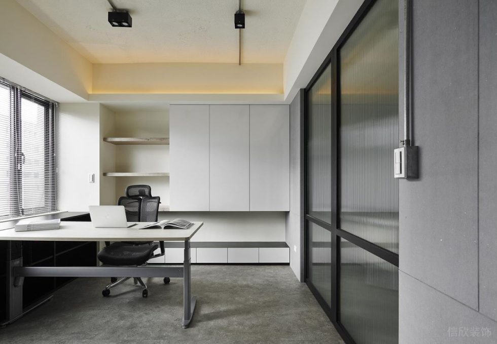 深圳龍崗福民達(dá)科創(chuàng)中心黑白灰極簡風(fēng)設(shè)計理念辦公室裝修案例經(jīng)理辦公室