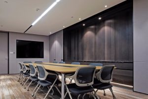 深圳南山惠恒大廈現(xiàn)代簡約風格設(shè)計理念辦公室裝修案例會議室效果圖